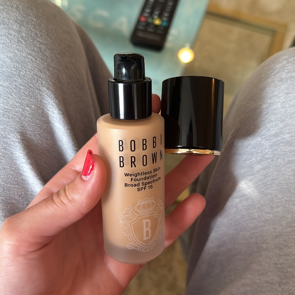 Bobbi Brown Weightless Skin Foundation - Picture 5 of 7